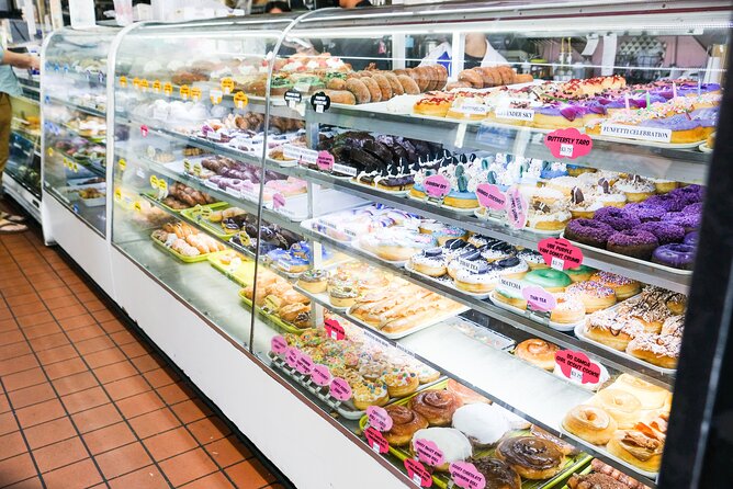 Discover California Donut Culture: Santa Monica’s Sweetest Tour - Randy’s Donuts: A Classic First Bite