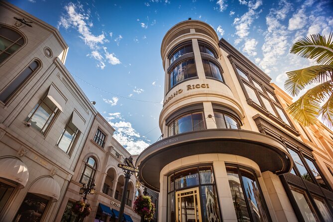 Hollywood and Celebrity Homes Bus Tour - What makes the guide such a big part of the ride