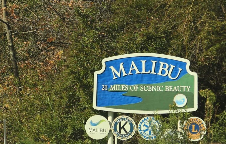 Malibu: Celebrity Homes, Beaches & History Tour - Trancas Country Market and the Malibu sign