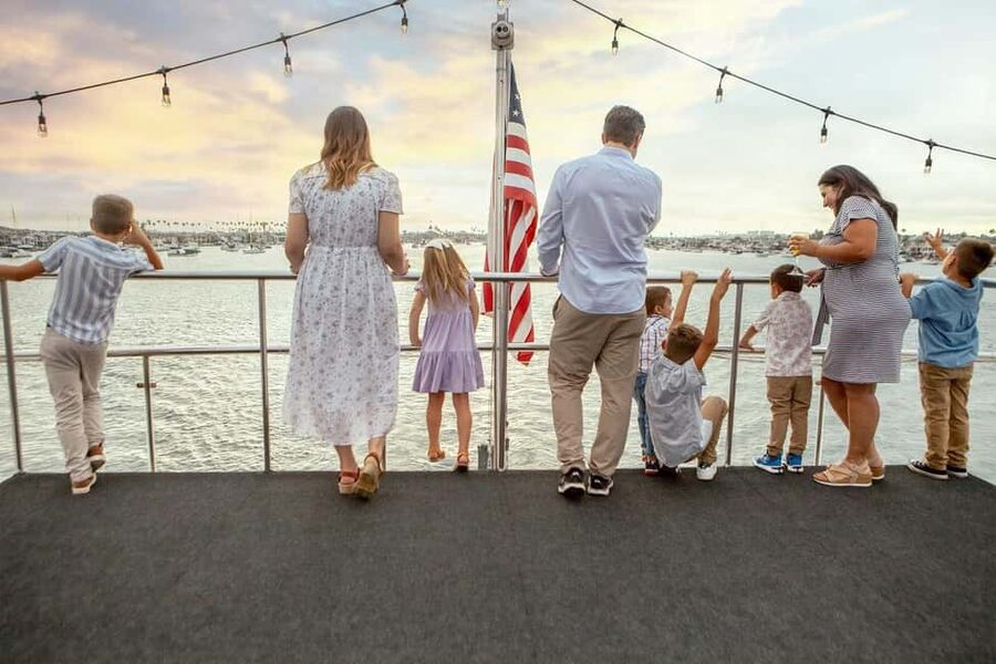 Newport Beach: City Cruises Weekend Dinner Cruise with DJ - Dinner with Newport Harbor outside your window