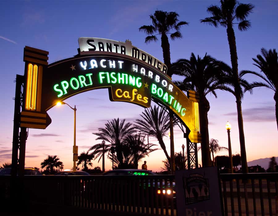 Santa Monica: Ghosts and Phantoms of the Pier Walking Tour - The Georgian Hotel and Chez Jay bring the tales closer