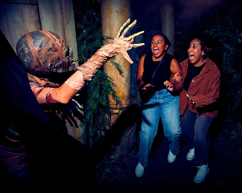 Universal Studios Hollywood: Halloween Horror Nights - Scare zones and rides fill the gaps